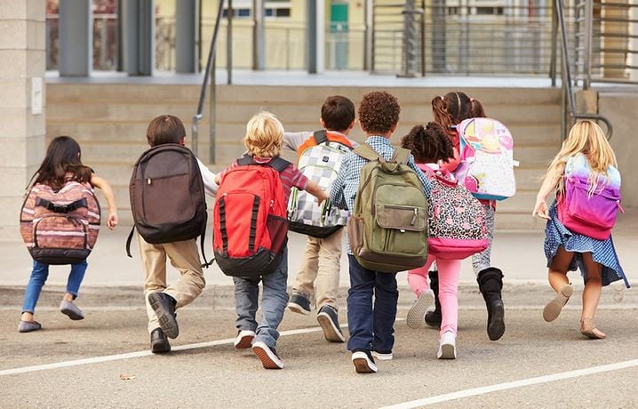 « Groupe d’enfants marchant ensemble vers l’école avec leurs sacs à dos, symbole de scolarité et de relations sociales »« Groupe d’enfants marchant ensemble vers l’école avec leurs sacs à dos, symbole de scolarité et de relations sociales »