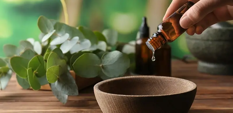 Huile essentielle versée dans un bol – Naturopathie et bien-être naturel