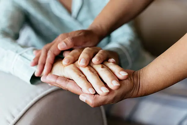 Mains qui se tiennent – Love coaching pour créer des relations saines et authentiques